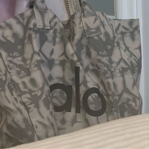 ALO Yoga Gray Patterned Tote Bag